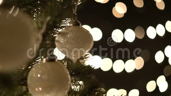 冷杉树上的圣诞花环上挂满了树灯视频的预览图