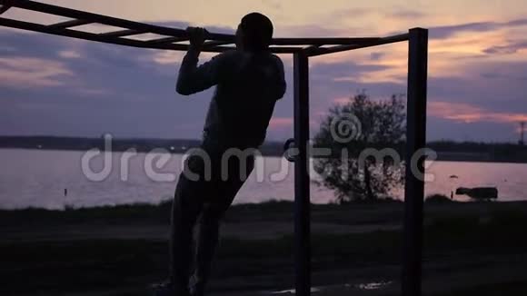 强壮的男人在公园里非常炎热的太阳下在户外做拉力运动视频的预览图
