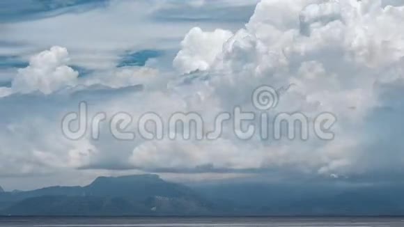 带山带山的多云天空的时间流逝视频的预览图