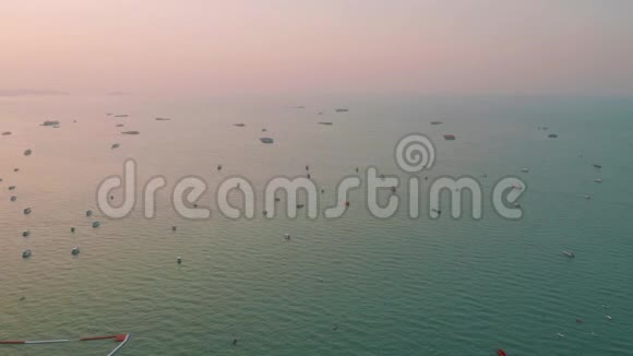 在Pattaya湾在象形日落时在阳光下观看船只和船只视频的预览图