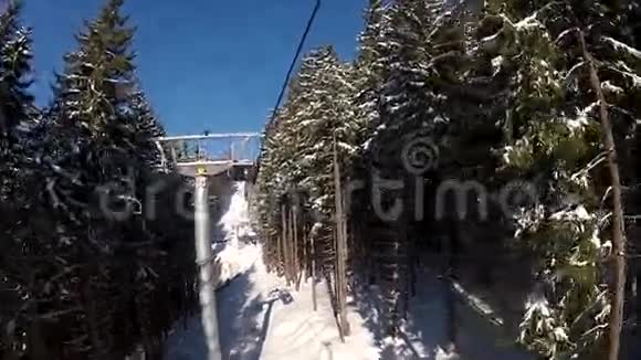 从Bukovel滑雪缆车上观看视频的预览图