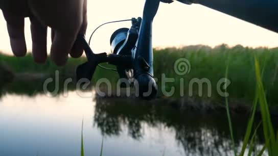 钓鱼的人休息把鱼饵扔进河里视频的预览图