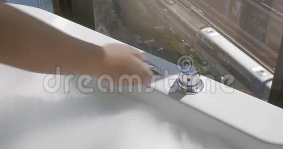 女人要用泡沫洗澡视频的预览图