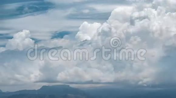 带山带山的多云天空的时间流逝视频的预览图
