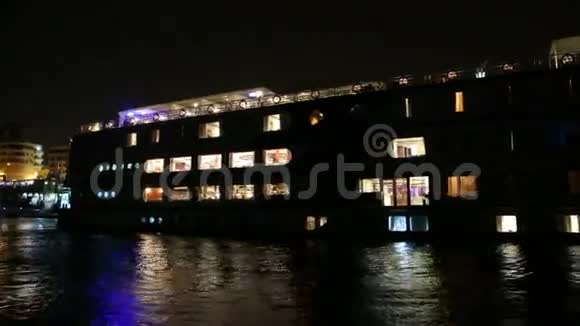 夜间尼罗河游船的景色视频的预览图