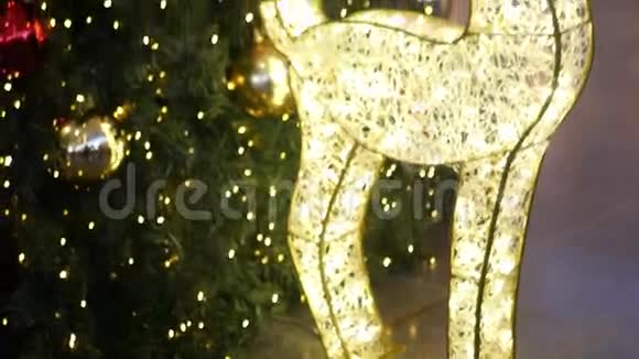 圣诞树上的圣诞鹿视频的预览图