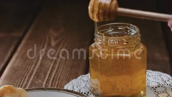 木制蜂蜜棒浇奶酪蛋糕视频的预览图
