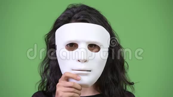 年轻漂亮的女人戴着白色面具视频的预览图
