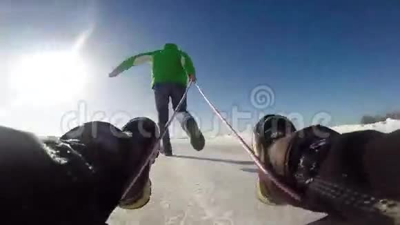 一段极端的画面一个男人在雪橇上拖着他的儿子直到它翻过来视频的预览图