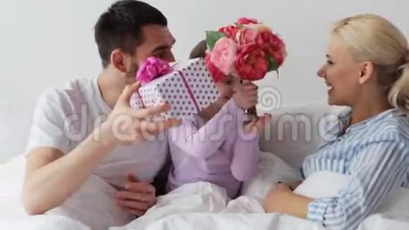 一家人在床上给母亲送花和礼物视频的预览图