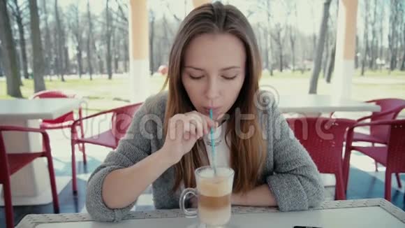 漂亮的女商人喝咖啡在咖啡馆里放松视频的预览图