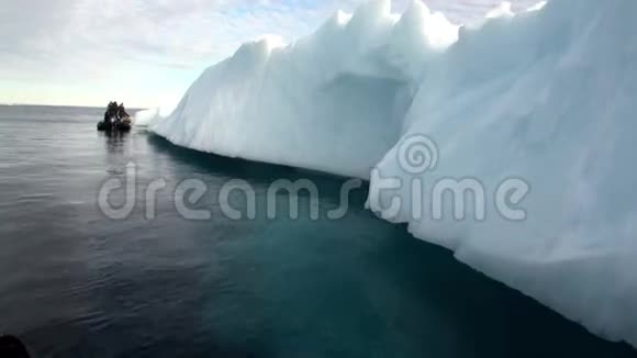 巨大的冰山漂浮在格陵兰岛周围的海洋中视频的预览图