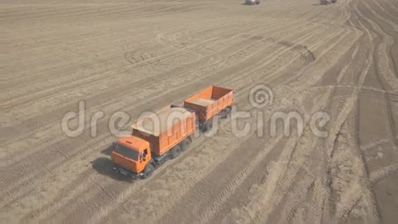 一辆卡车有两辆装载小麦的拖车穿过田野视频的预览图