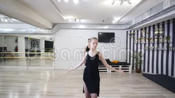在训练室跳舞的情侣视频的预览图