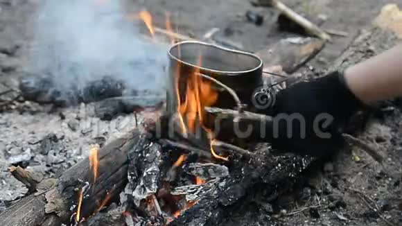 在夏日森林的篝火上烹饪食物视频的预览图
