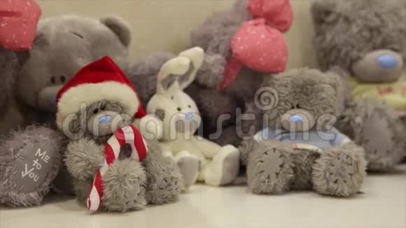 小灰色玩具玩具熊软玩具视频的预览图
