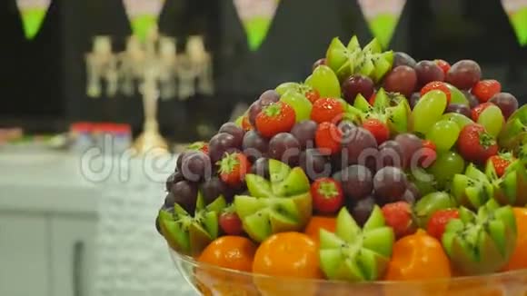 餐桌上的新鲜水果庆祝视频的预览图