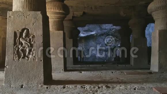 在奥兰加巴德的洞穴里有中继的墙壁和柱子视频的预览图