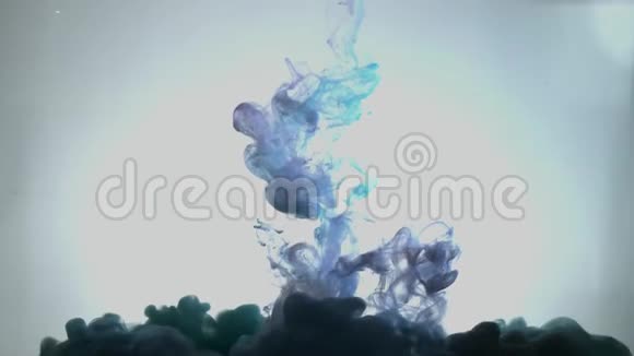 在水上运动的蓝粉色墨水抽象图案蓝色墨水在水中蓝烟熄灭了视频的预览图