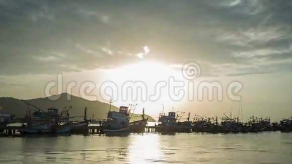 日落时的渔港时间流逝视频的预览图