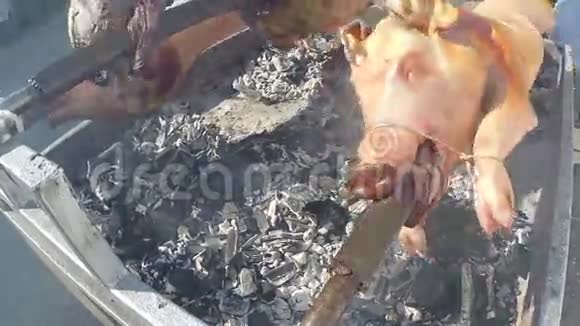 整只烤猪和羊吃香料视频的预览图