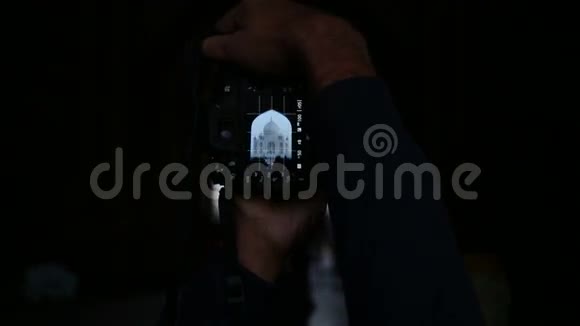 从黑暗的室内拍摄泰姬陵的正面视频的预览图