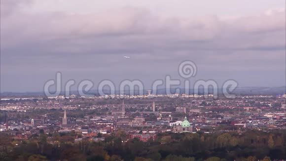 爱尔兰一座城市的风景视频的预览图