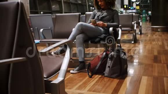 乘客在等候区使用手机4k视频的预览图
