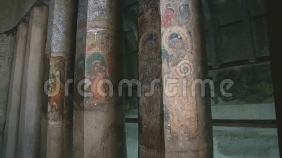 奥兰加巴德洞穴内有壁画的柱子视频的预览图