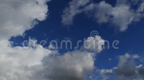 透明蓝天超高清4K的时移白云视频的预览图