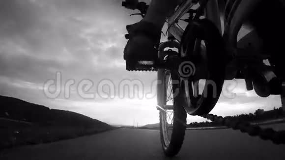 4一个男孩超速自行车的黑白镜头视频的预览图