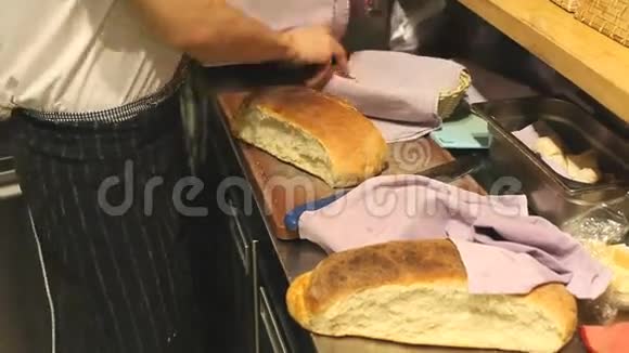 一家餐馆准备的面包篮视频的预览图
