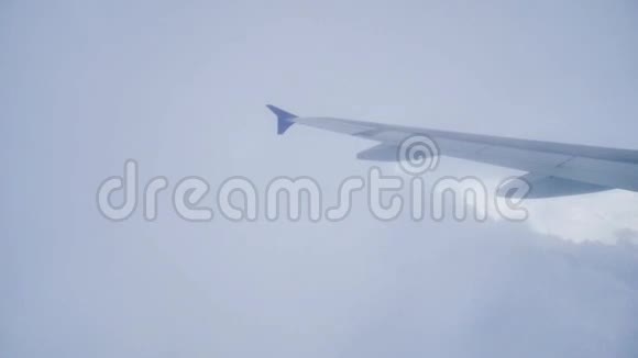 飞行飞机的机翼在美丽的多云和天空上移动视频的预览图