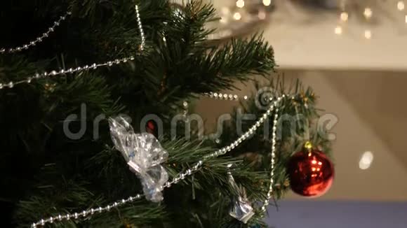 圣诞树从上到下后面的背景闪烁着蜡烛视频的预览图