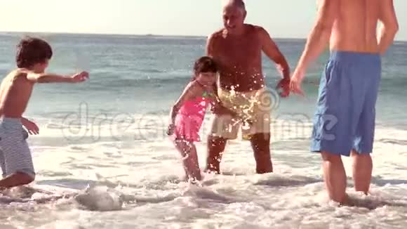 快乐的大家庭享受水的乐趣视频的预览图