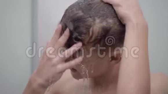 十几岁的男孩洗澡视频的预览图