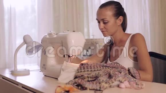 年轻女子在缝纫机上缝纫视频的预览图