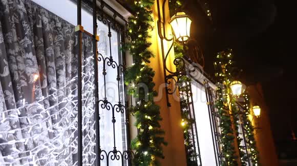 圣诞节餐厅的外部圣诞节装饰餐厅的外观发光的灯光外面视频的预览图