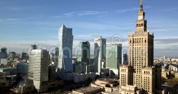 波兰华沙市中心阳光明媚的一天视频的预览图
