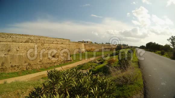 法马古斯塔市城墙旁边的路上一条深深的护城河环绕着古老的堡垒视频的预览图
