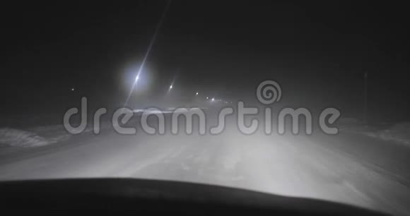 在冬季前景的夜间道路上开车视频的预览图