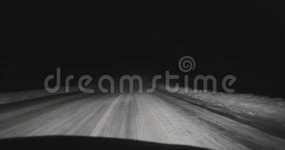 在冬季前景的夜间道路上开车视频的预览图