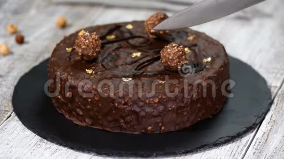 用巧克力釉切法国摩丝蛋糕现代欧洲蛋糕糕点视频的预览图