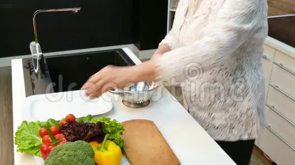 女人洗菜在科兰德视频的预览图