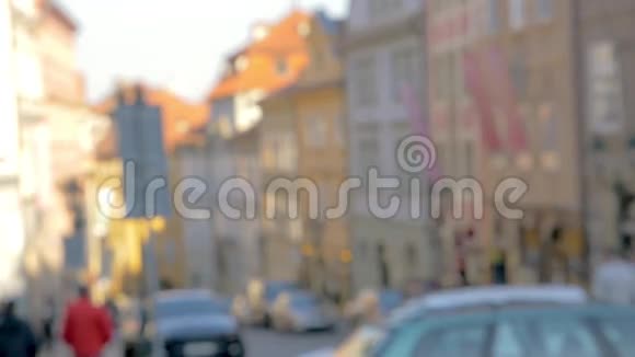 慢镜头观看背景下没有重点的城市景观然后在华夫饼杯中看到冰淇淋球布拉格捷克视频的预览图