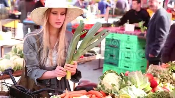 在市场上摘菜的漂亮姑娘视频的预览图