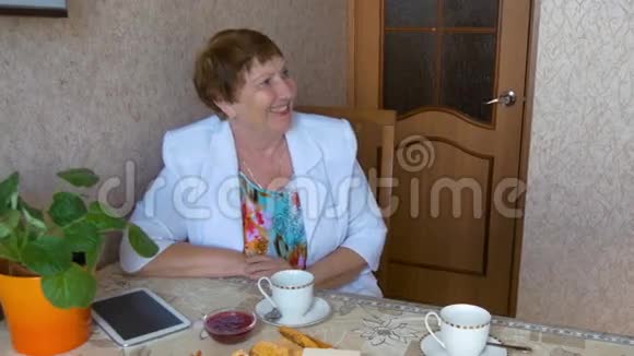 美丽的老夫妇在餐桌上喝茶视频的预览图