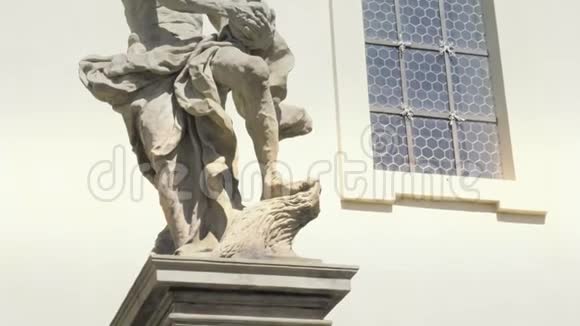 巴洛克砂岩雕像基督教圣神石雕视频的预览图