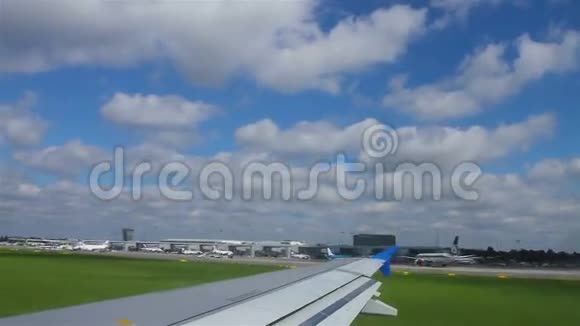 飞行中的飞机机翼视频的预览图
