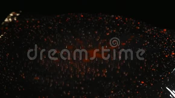 彩色水滴在黑色背景下的低音炮上跳跃视频的预览图